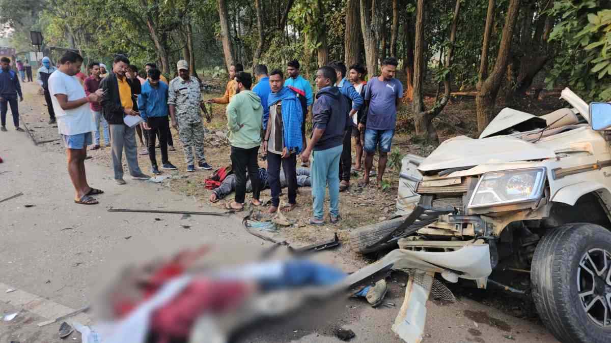 CG में दर्दनाक सड़क हादसा : तेज रफ्तार ट्रक और बोलेरो में भिड़ंत, EVM जमा कर घर लौट रहे 3 शिक्षकों की मौत