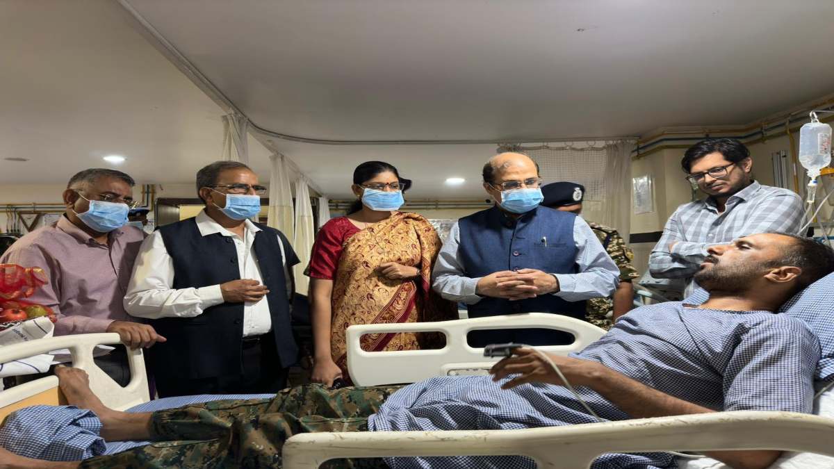 नक्सलियों से मुठभेड़ में घायल जवानों से मुख्य निर्वाचन पदाधिकारी और ECI के विशेष प्रेक्षकों ने की मुलाकात, स्वास्थ्य की ली जानकारी
