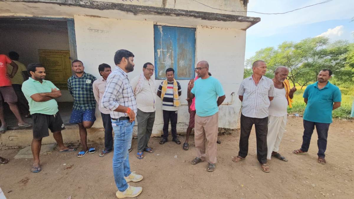 सड़क और पुल की मांग को लेकर ग्रामीणों ने कर दिया था चुनाव का बहिष्कार, ना प्रत्याशियों ने मनाया, ना ही प्रशासन ने, कांग्रेस नेता के इस आश्वासन के बाद मानें ग्रामीण