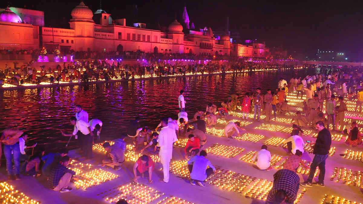 Ayodhya Deepotsav : विदेशों से भी अयोध्या आते हैं लोग, जानिए दुनियाभर में क्यों मशहूर है Ayodhya Ki Diwali…