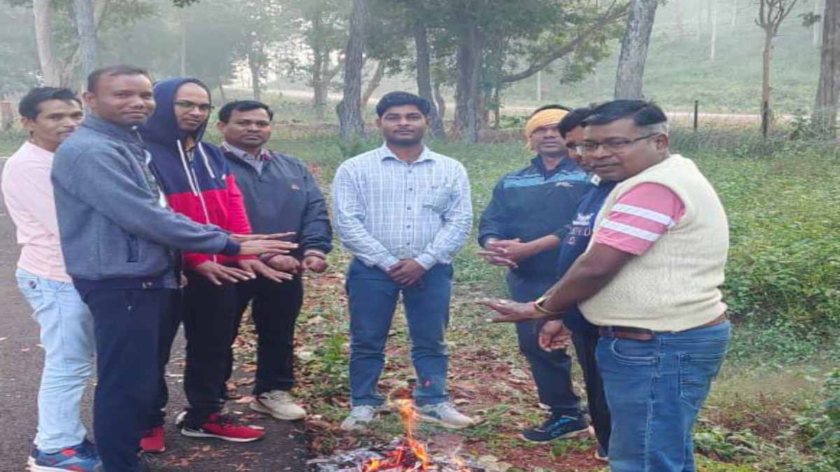 Chhattisgarh Election 2023 : अभी भी वापस नहीं लौटी कई बूथों की पोलिंग पार्टियां, मतदान कर्मियों में नाराजगी