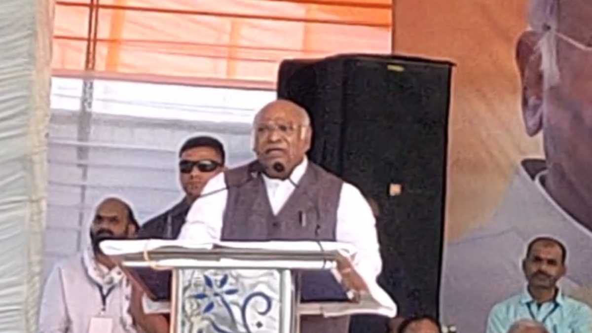 मोदी सरकार पर बरसे खरगे, कहा – कांग्रेस प्रत्याशी के खिलाफ भाजपा के ED और IT सहित तीन प्रत्याशी