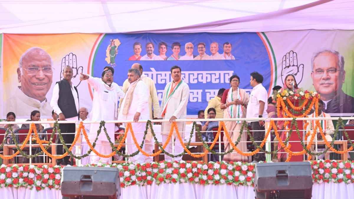 जिला पंचायत अध्यक्ष अपने ही पति से कर रहीं बगावत, जिस विधानसभा से पति लड़ रहे JCCJ से चुनाव, पत्नी ने कांग्रेस प्रत्याशी के लिए उसी सीट से मांगा वोट …