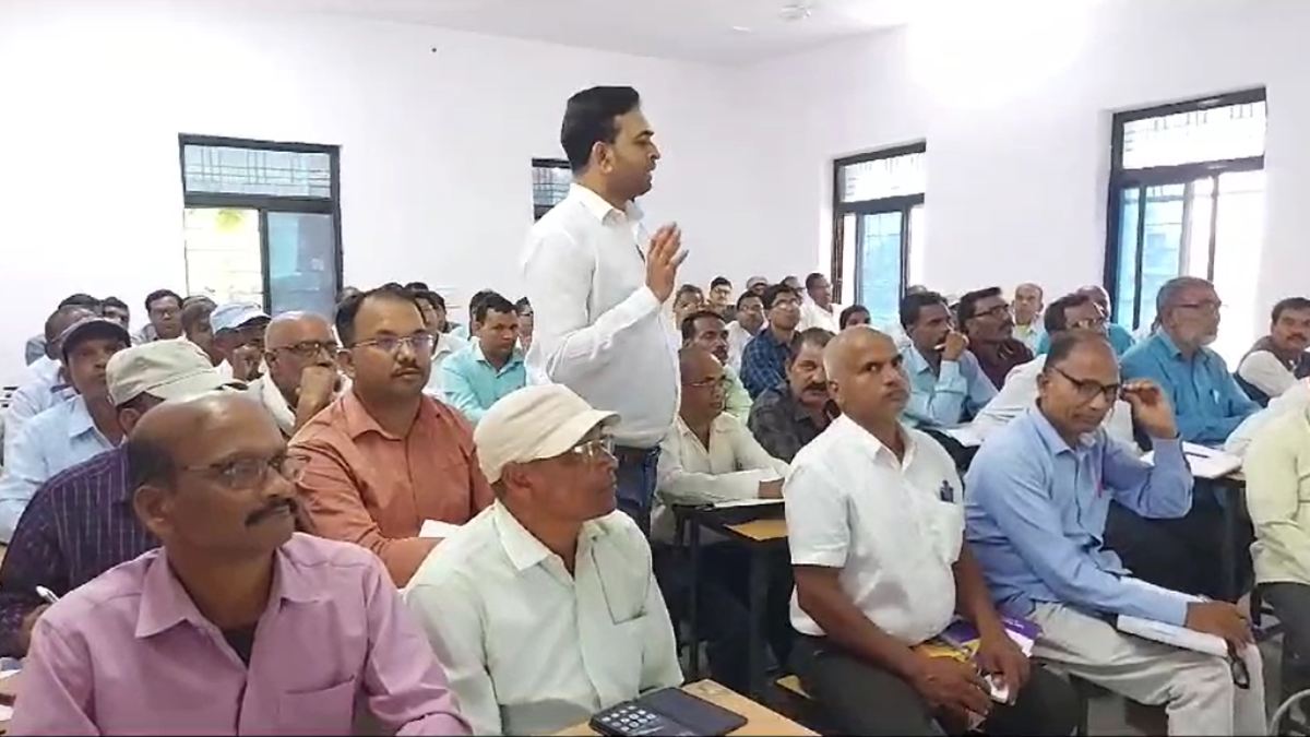 CG BREAKING : मतदान दलों के प्रशिक्षण के दौरान व्यवधान डालने वाले प्रधान पाठक पर कार्रवाई, जिला निर्वाचन अधिकारी ने किया अटैच