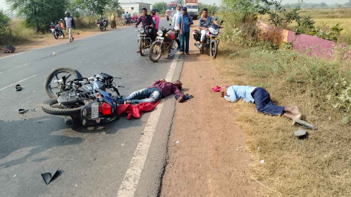 CG BREAKING : तेज रफ्तार दो बाइकों में हुई जबरदस्त भिडंत, महिला समेत पांच गंभीर