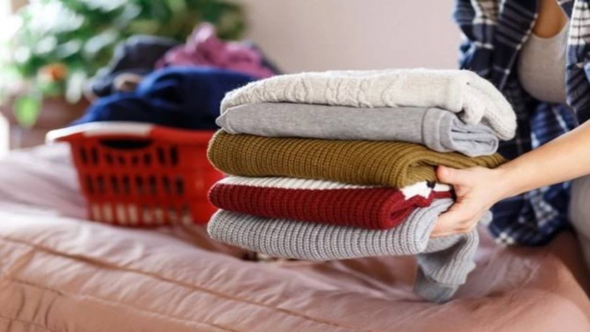 Woolen Clothes : ऊनी कपड़ों से आ रही बदबू, इसे दूर करने के लिए जान लें ये आसान उपाय …