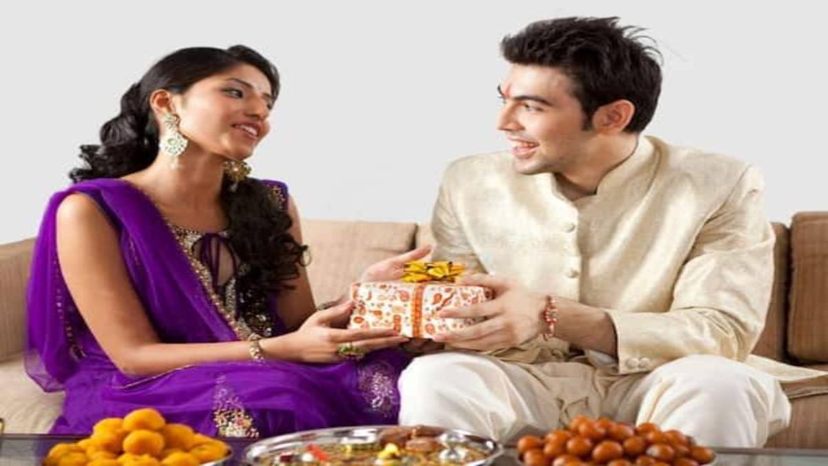 Bhaidooj 2023 : बहनों को भाईदूज में दे सकते हैं ये गिफ्ट आइटम, खिल उठेगा उनका चेहरा …