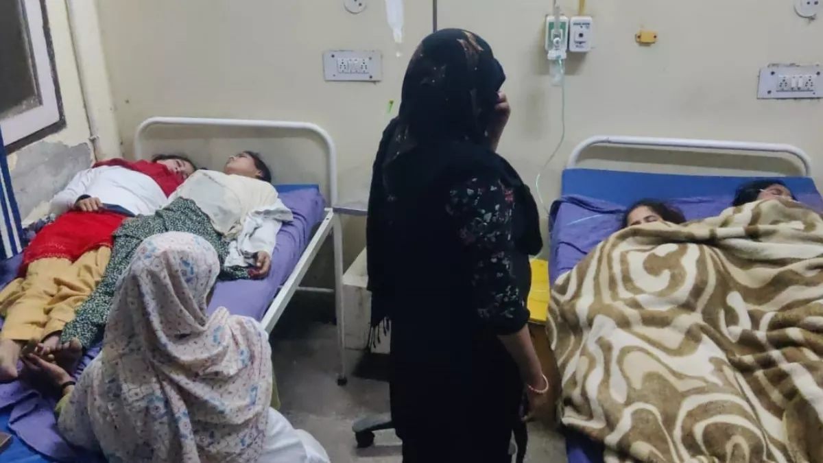 फैक्टरी में गैस लीक होने से 18 महिलाएं बेहोश, अस्पताल में भर्ती