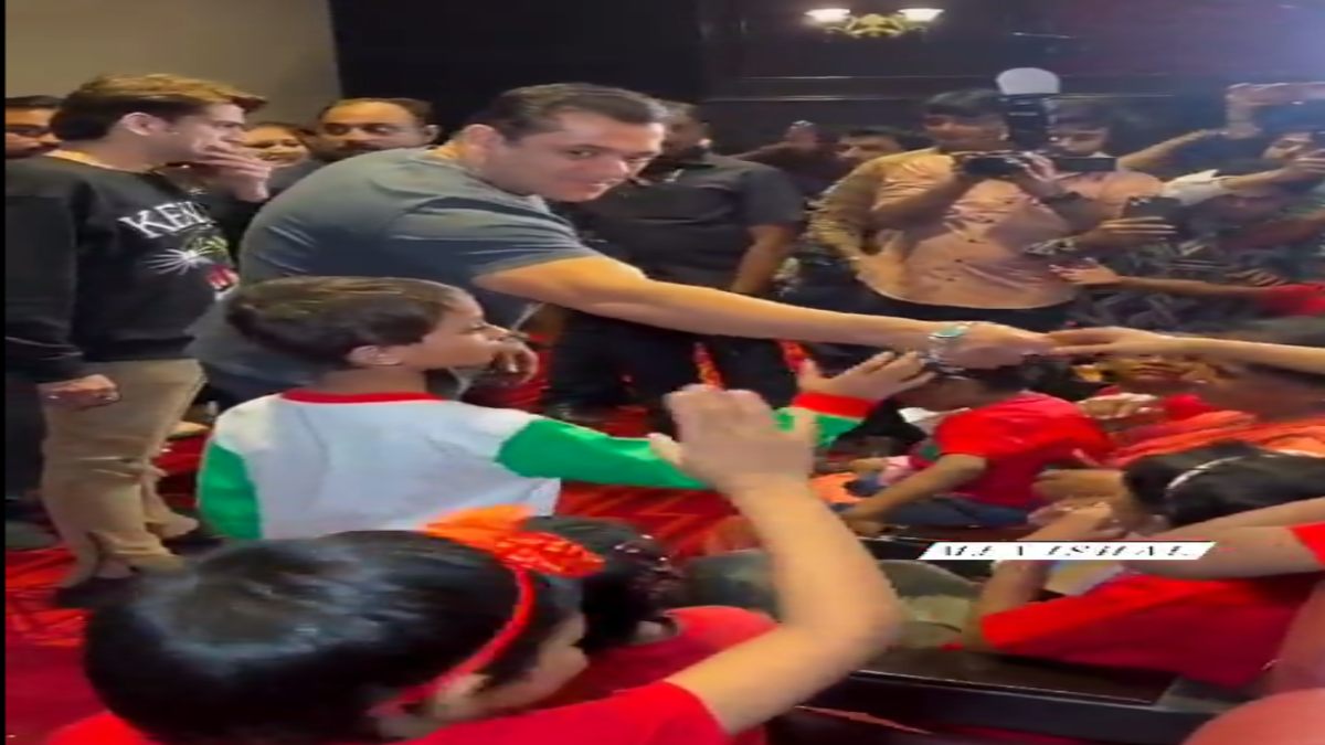 नन्हें फैंस के बीच पहुंचे Salman Khan, दिए गिफ्ट और ब्लेसिंग्स …