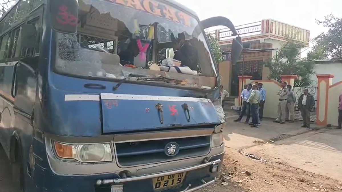 CG BREAKING : मतदान दल को लेकर रवाना हुई बस सड़क हादसे का शिकार, बाल-बाल बचे कर्मचारी