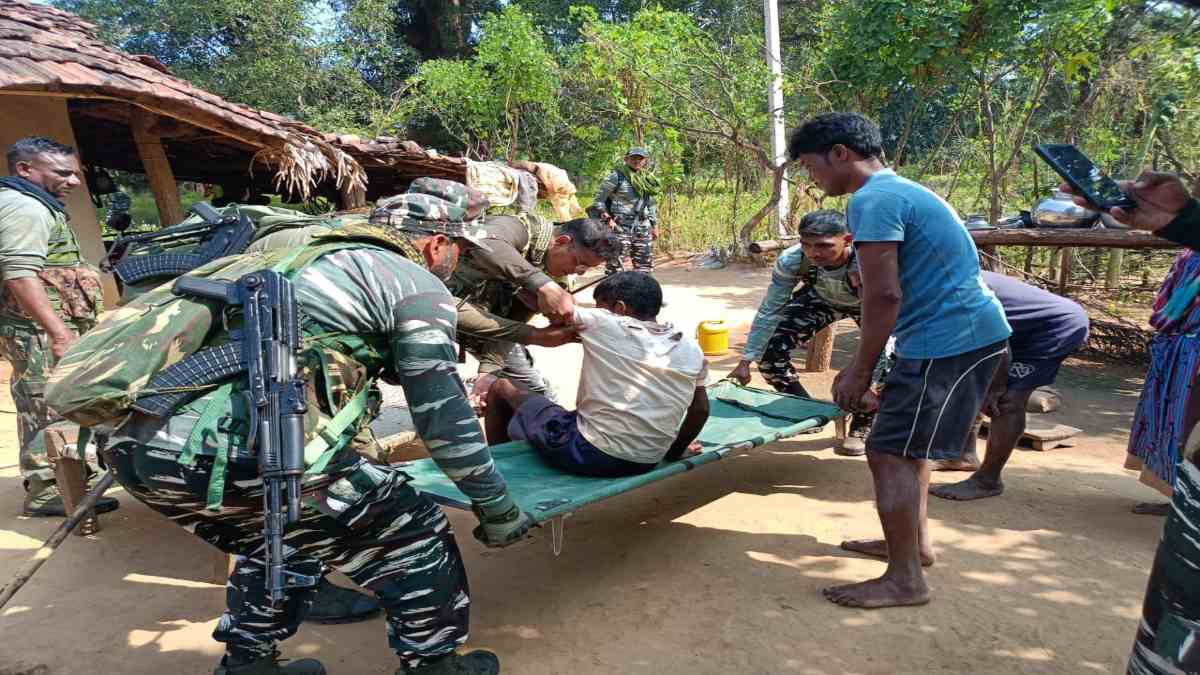 CG IED BLAST : जवानों को नुकसान पहुंचाने नक्सलियों ने प्लांट किया आईईडी बम, चपेट में आया ग्रामीण, जवान बने देवदूत