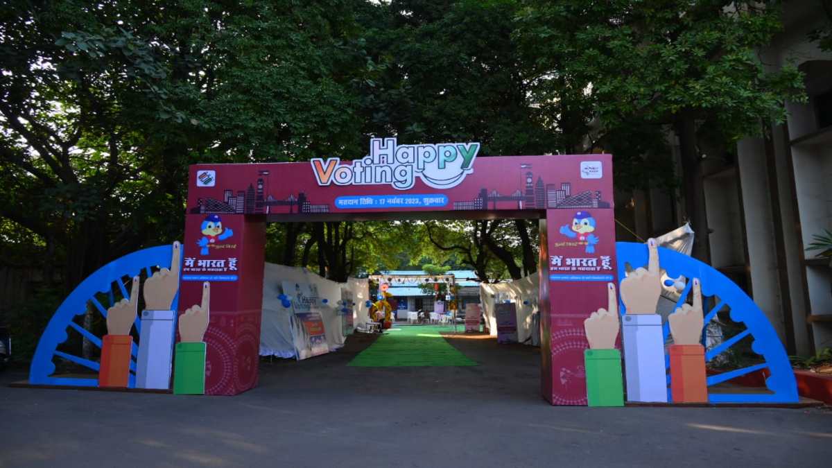 Chhattisgarh Election 2023 : छत्तीसगढ़िया थीम पर सजा राजधानी का ये आदर्श मतदान केंद्र, बच्चों के लिए प्ले जोन और बुजुर्गों के लिए बैठने की आरामदायक व्यवस्था, देखें तस्वीरें …