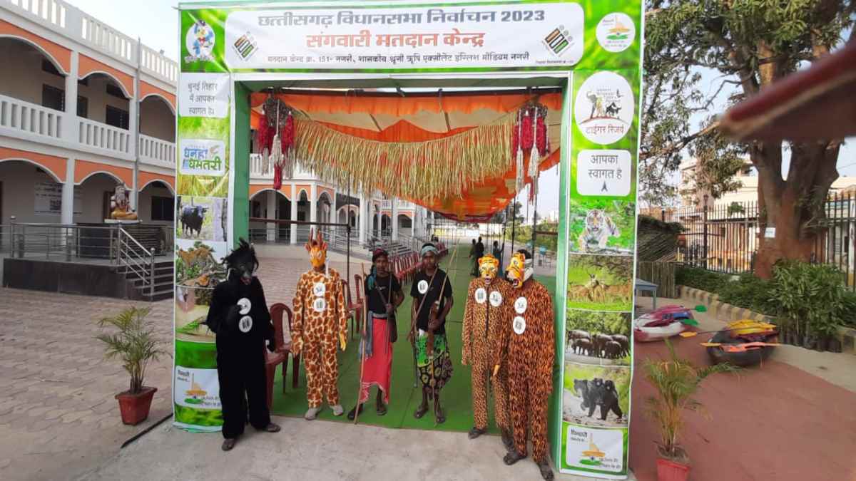 Chhattisgarh elections Phase 2 Voting: एक ऐसा मतदान केंद्र जहां बाघ, भालू, चीतल कर रहे वोटर्स का स्वागत, सेल्फी पॉइंट भी वनवासियों के पारंपरिक आवास के थीम पर, देखें तस्वीरें…