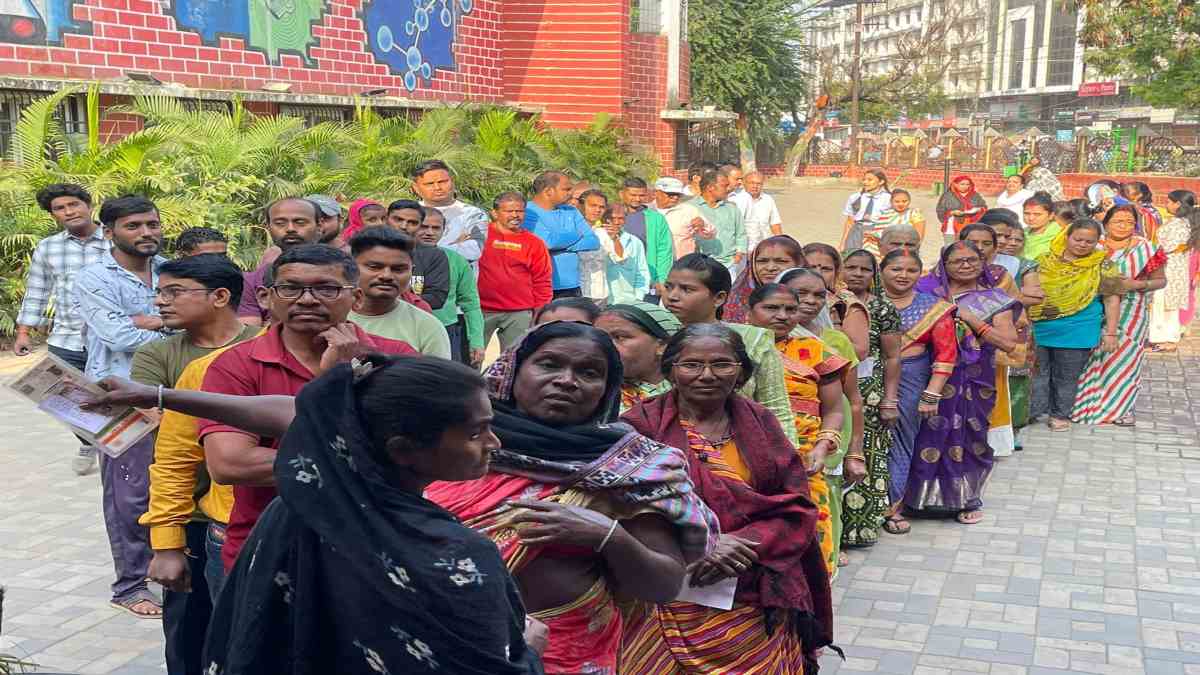 Chhattisgarh elections Phase 2 Voting: सारा काम छोड़कर महिलाएं बढ़-चढ़कर कर रहीं मतदान, ये मुद्दा तय करेगा कौन होगा विधायक…
