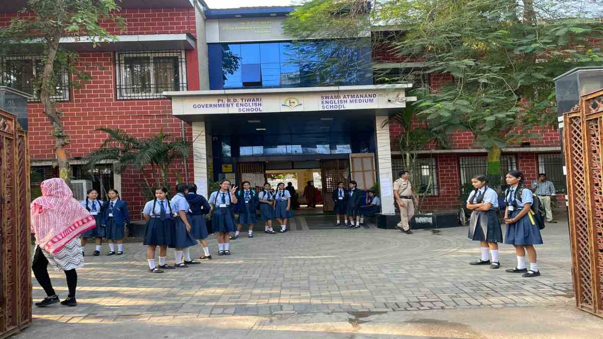 Chhattisgarh elections Phase 2 Voting: मतदान केंद्र में लगी स्कूली छात्राओं की ड्यूटी, जिला शिक्षा अधिकारी कार्यालय ने जारी किया है पहचान पत्र