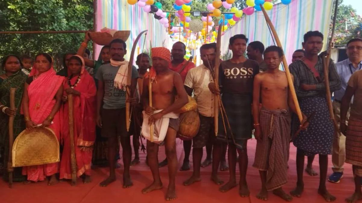 Chhattisgarh Phase Second Voting : धमतरी विधानसभा में आदिवासी मतदाताओं का दिखा उत्साह, तीर कमान लेकर मतदान करने पहुंचे लोग …