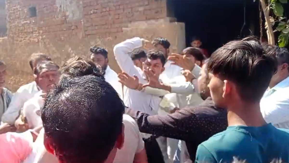 Chhattisgarh Elections Phase 2 Voting : वोटिंग के दौरान भाजपा और कांग्रेस कार्यकर्ताओं के बीच हुई जमकर मारपीट, Video Viral…