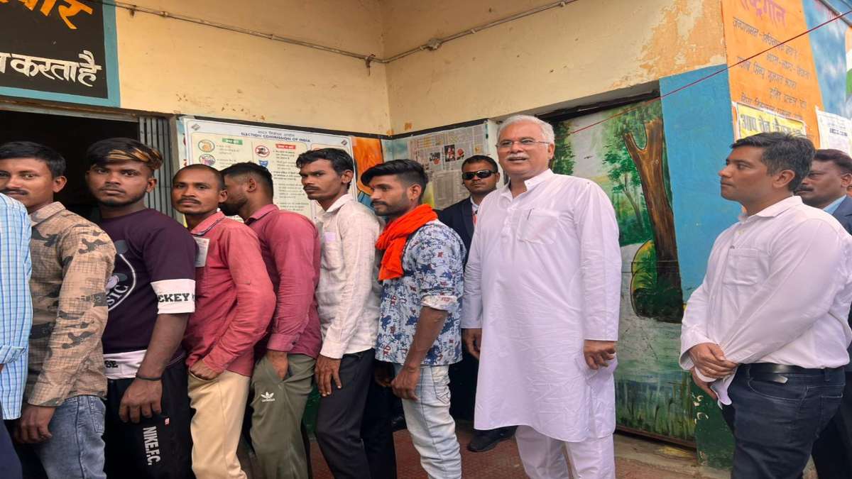Chhattisgarh elections Phase 2 Voting: लंबी लाइन में खड़े होकर CM बघेल ने किया मतदान, बोले- अबकी बार 75 पार