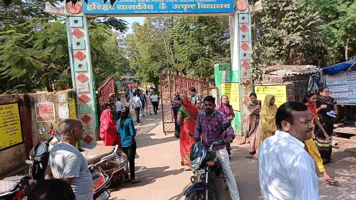 Chhattisgarh Elections Phase 2 Voting : इस मतदान केंद्र में भारी अव्यवस्थाओं का आलम, बिना वोट डाले ही लौटे कई मतदाता