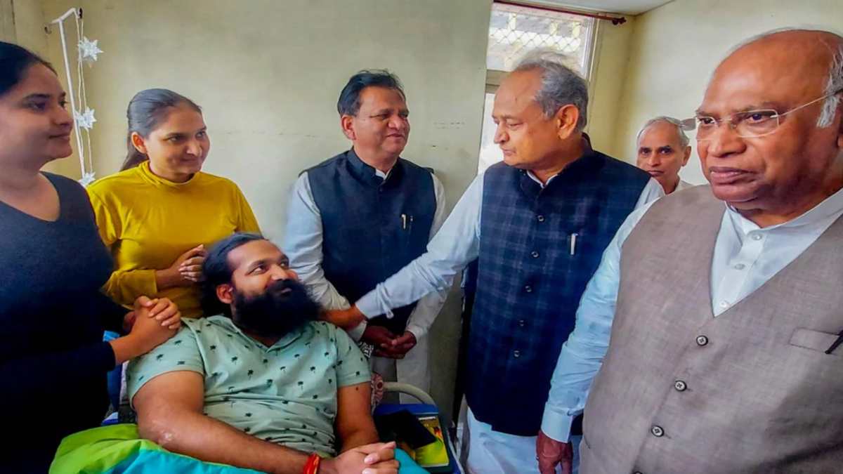 Rajasthan Election 2023 : AEN हर्षाधिपति से मिलने अस्पताल पहुंचे मल्लिकार्जुन और सीएम अशोक, खड़गे बोले- जिसको हमने निकाला उसे भाजपा ने दे दिया टिकट