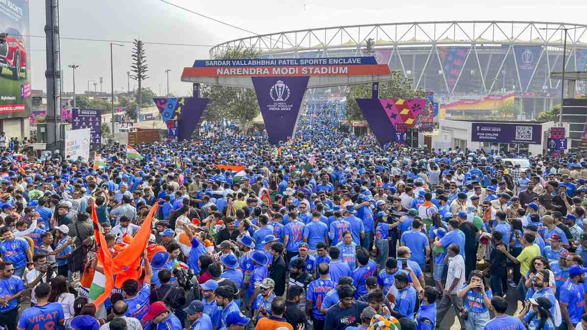 ICC CWC 2023 : ऑस्ट्रेलिया के खिलाफ विश्व कप फाइनल में भारतीय टीम के समर्थन में उमड़ा नीले रंग का हुजूम