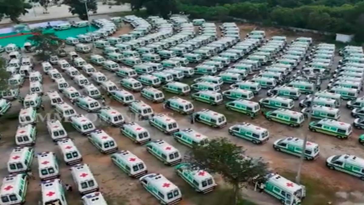 मुख्यमंत्री ने प्रदेश के लोगों के लिए 349 नई एंबुलेंस को दिखाई हरी झंडी