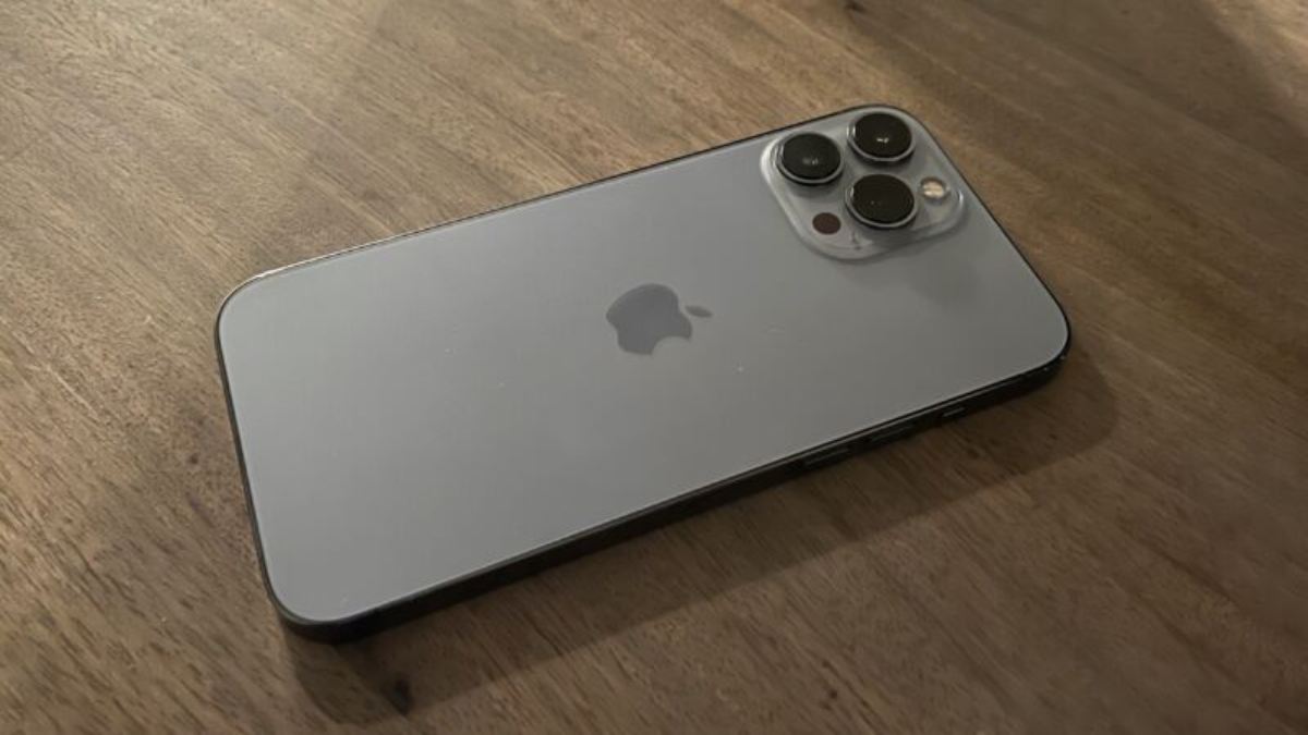 iPhone लवर्स ध्यान दें… इस फोन पर मिल रहा बंपर डिस्काउंट, ऑफर जानकर बोलेंगे- इतना सस्ता, अब तो ये मेरा है…