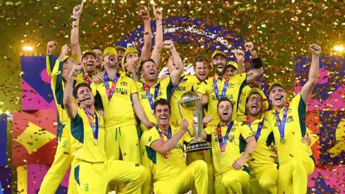 IND vs AUS World Cup 2023: जीत के मद में चूर ऑस्ट्रेलियाई खिलाड़ी की शर्मनाक करतूत, विश्वकप ट्रॉफी पर पैर रखकर की ये हरकत…