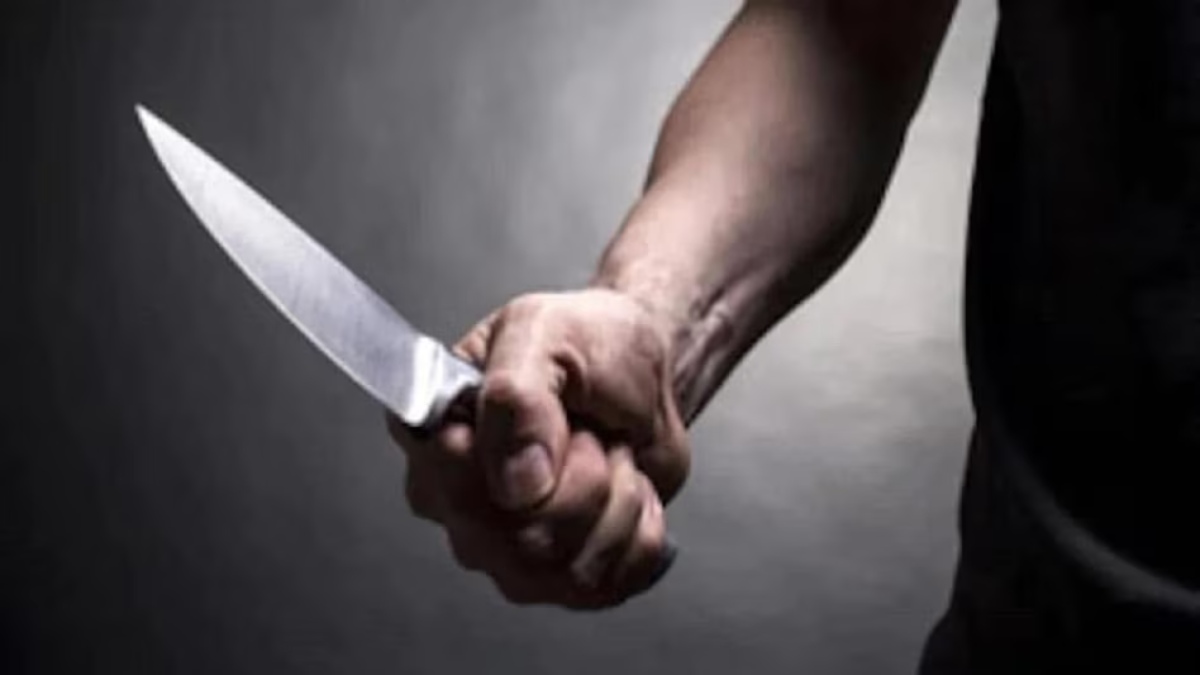 ODISHA NEWS : पति ने पत्नी को मारा चाकू, ऑफिस में घुसकर किया हमला