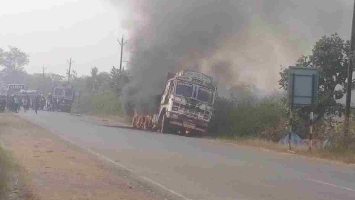 CG NEWS : आयरन से भरी ट्रक में लगी आग, ड्राइवर ने कूदकर बचाई जान, देखें वीडियो…