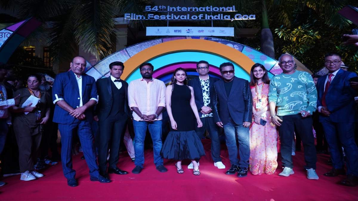 54th IFFI Goa Gala Premiere : पहली मूक फिल्म ‘गांधी टॉक्स’ ने प्रीमियर में बनाया दबदबा, कलाकारों ने शेयर किया अनुभव