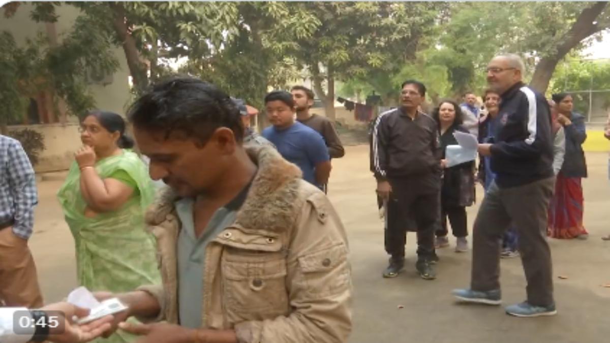 Rajasthan Election 2023: राजस्थान के 200 विधानसभा सीटों में से 199 सीटों पर शुरू हुई वोटिंग, मतदान केंद्र के बाहर वोटर्स की लगी लंबी कतार