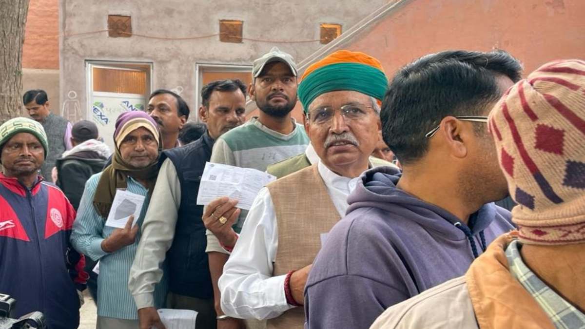 Rajasthan Election 2023 : केंद्रीय मंत्री अर्जुनराम मेघवाल ने आम लोगों के साथ लाइन में लगकर किया मतदान, बोले- लोकतंत्र के महापर्व में सभी लें हिस्सा