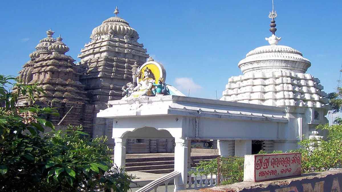 बड़ ओसा पर भगवान शिव के दर्शन के लिए भक्तों ने तोडा धबलेश्वर मंदिर का दरवाजा …