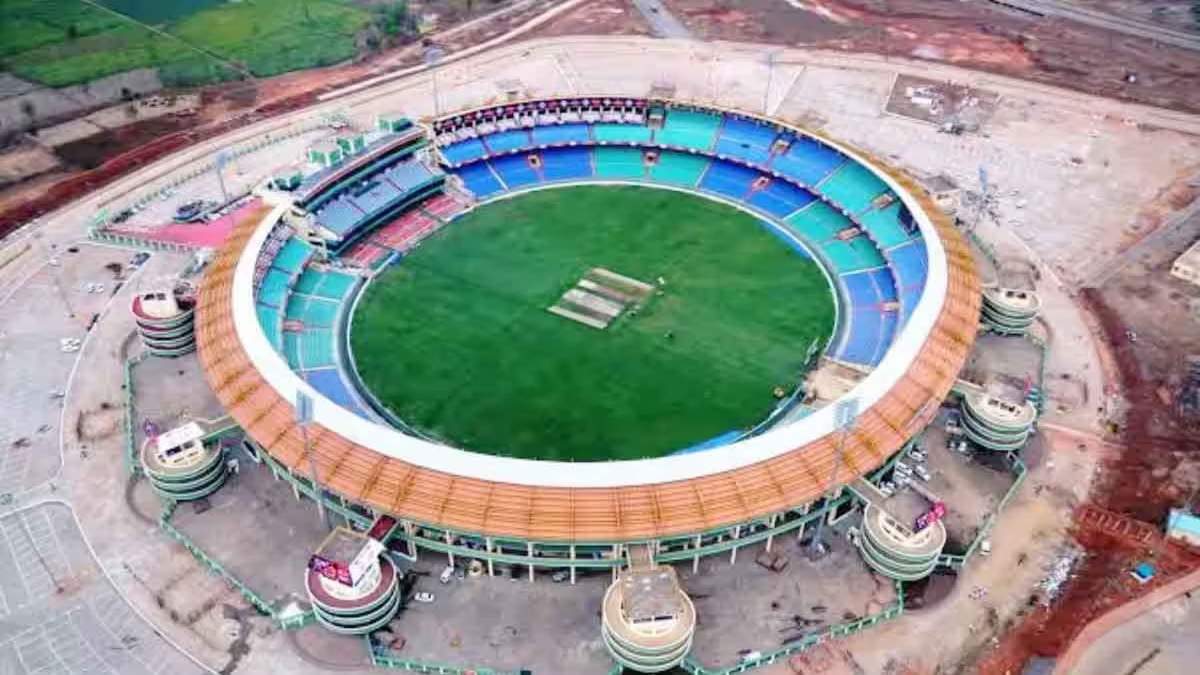 इंटरनेशल मैच है, घरेलू क्रिकेट नहीं… 2 साल से धूल फांक रही रायपुर स्टेडियम में लगी LED टीवी, मोटी कमाई के बाद भी लगाएंगे छोटी स्क्रीन, खेल के साथ कौन कर रहा खेला ?
