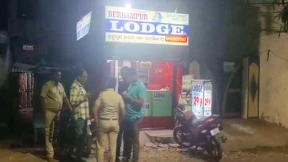 Odisha News : केरल की महिला ओडिशा के लॉज में मिली मृत, साथ आया पति फरार