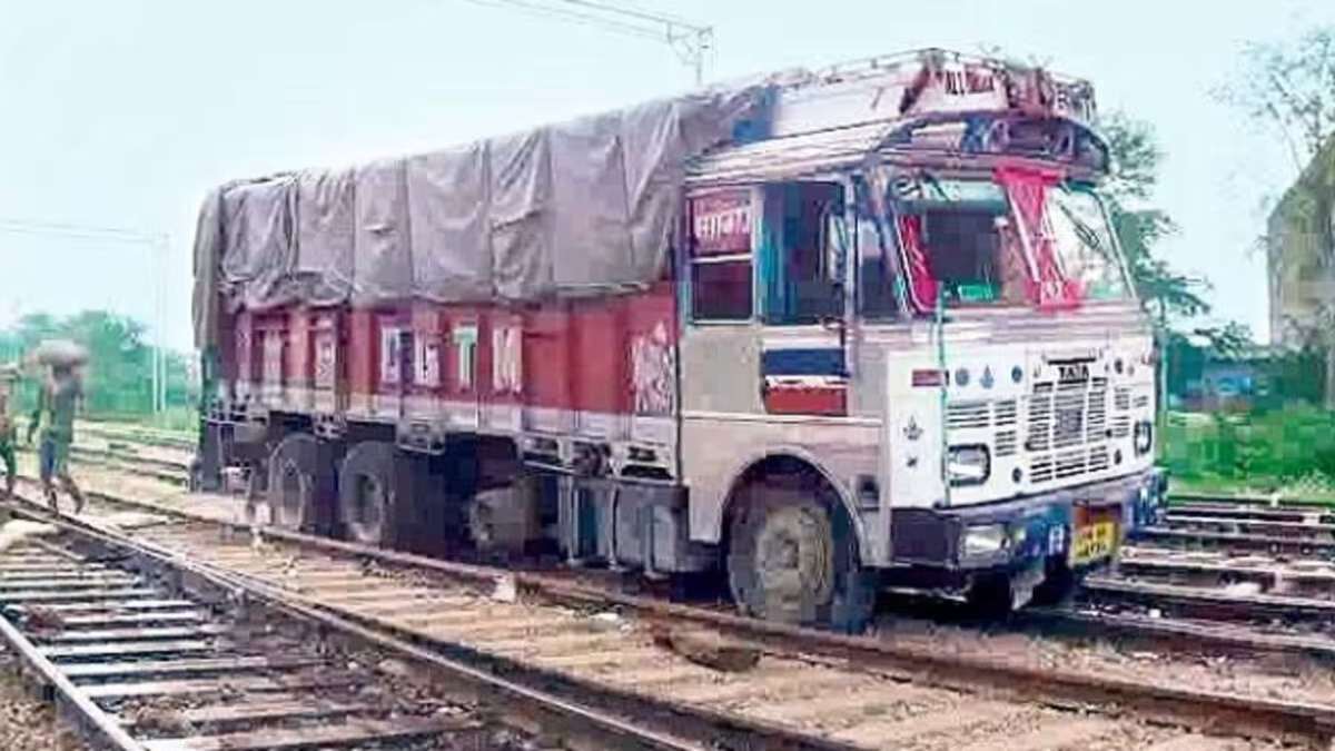 Punjab News : नशे में धुत ड्राइवर ने रेलवे ट्रैक पर दौड़ा दी ट्रक, टकराई ट्रेन…
