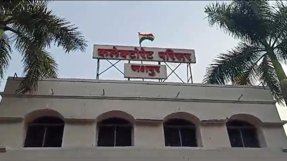 CG BREAKING : मतदान स्थल पर गाली-गलौज करने पर दो अधिकारियों पर गिरी गाज, कलेक्टर ने किया सस्पेंड