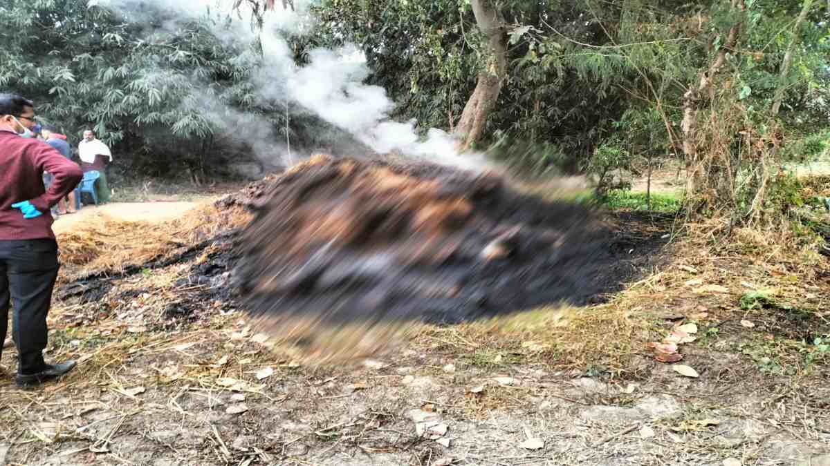 CG Crime News : महिला और बच्चे की पैरावट में मिली जली हुई लाश, लोगों ने कहा- कुछ लोग कार में आए और बॉडी…
