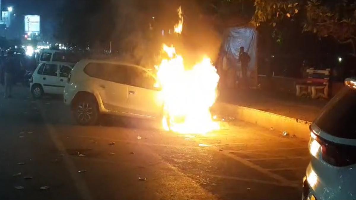 Raipur News : मरीन ड्राइव के पास nissan xl कार में लगी आग, देखें VIDEO…