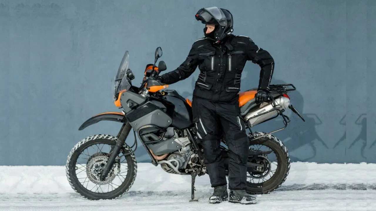 Bike Care Tips: अगर आप चाहते हैं की सर्दियों में आपकी बाइक न करें परेशान, तो इन आसान Tips को करें Follow