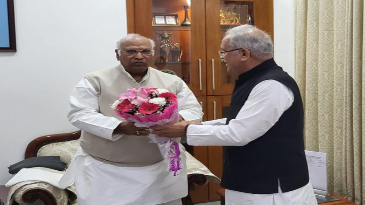 कांग्रेस अध्यक्ष खरगे से मिले CM बघेल, छत्तीसगढ़ में जीत के लिए किया आश्वस्त