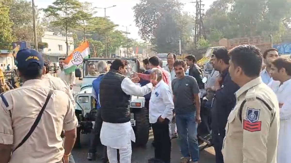 झंडा को लेकर विवाद : गाड़ी पर लगे कांग्रेस के झंडे को लेकर भाजपा ने जताई आपत्ति, कांग्रेस प्रत्याशी और पूर्व पार्षद हुए आमने-सामने