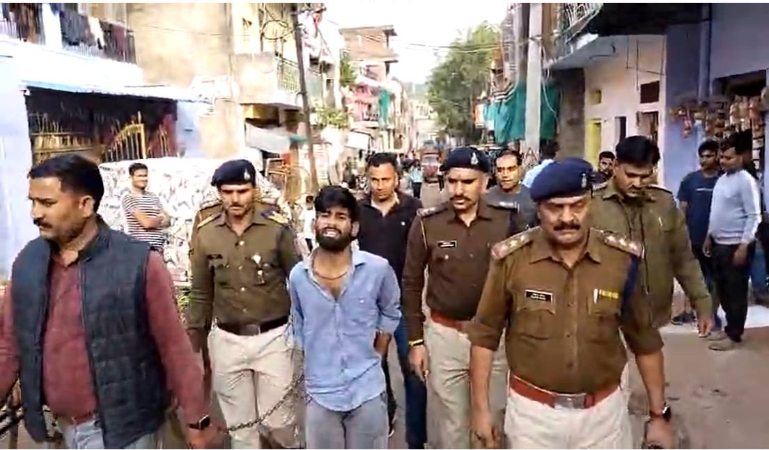सनकी आशिक का पुलिस ने निकाला जुलूसः एकतरफा प्यार में महिला के घर पहुंच खुद पर चला ली थी गोली