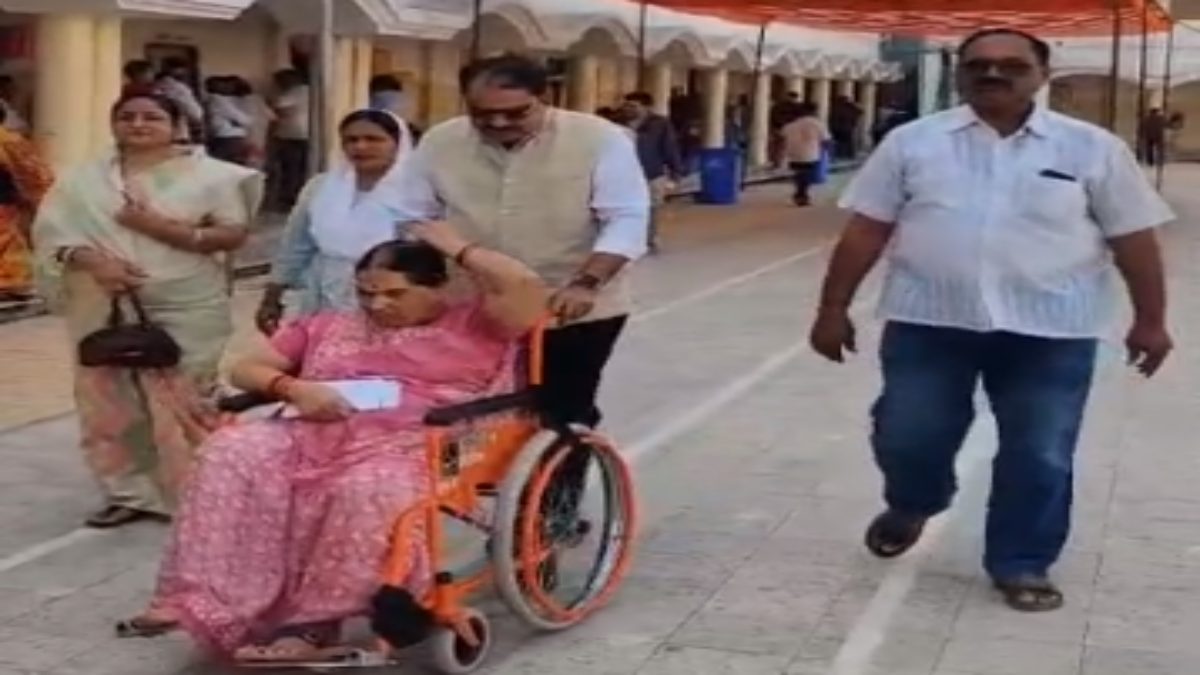 MP Election Voting 2023: पोलिंग बूथ पर किया गया नवाचार, विकलांग और बुजुर्गों को मतदान केंद्र तक लाने के लिए की गई व्यवस्था