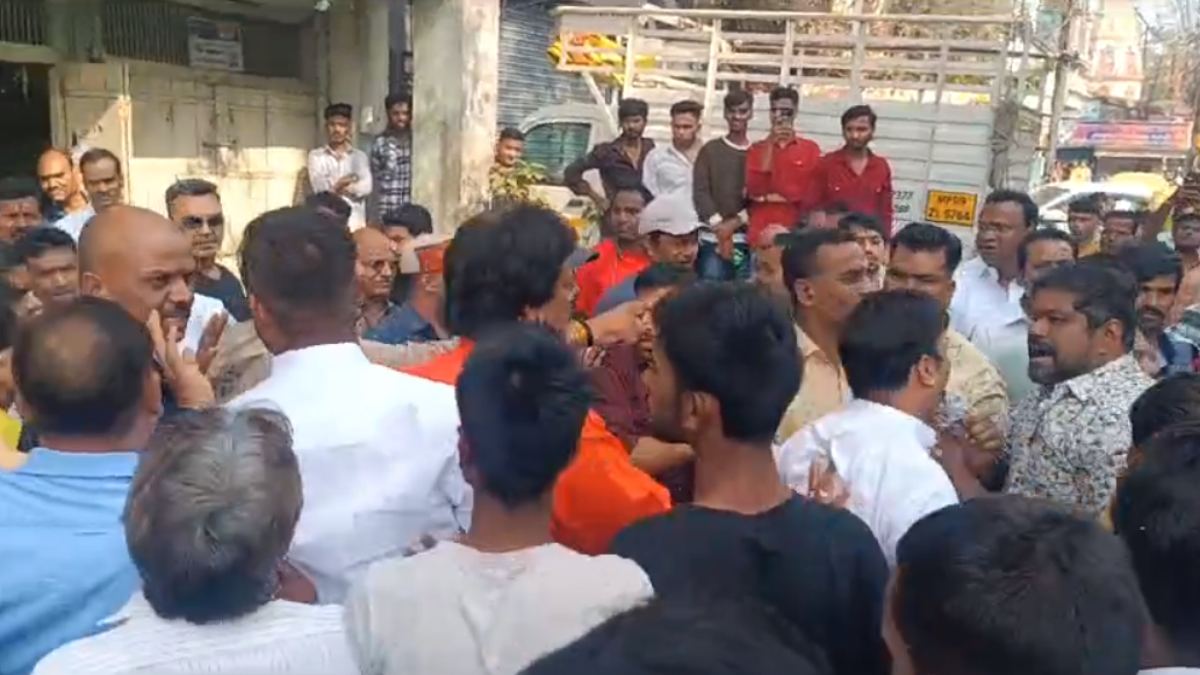 Video : कांग्रेस और BJP कार्यकर्ताओं में जमकर हुआ विवाद, एक व्यक्ति के सिर में आई गंभीर चोट, अस्पताल में भर्ती