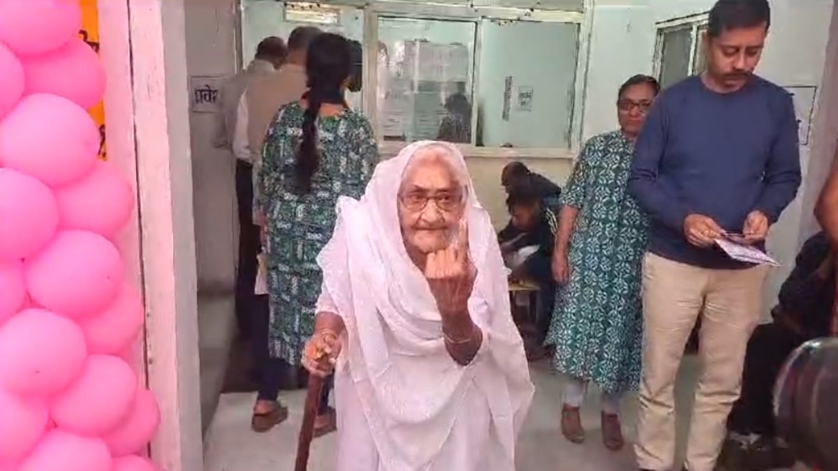 MP Election Voting 2023 : 95 साल की बुजुर्ग महिला फूलदेवी ने नागरिक होने का निभाया फर्ज, वोट डालने पहुंची मतदान केंद्र