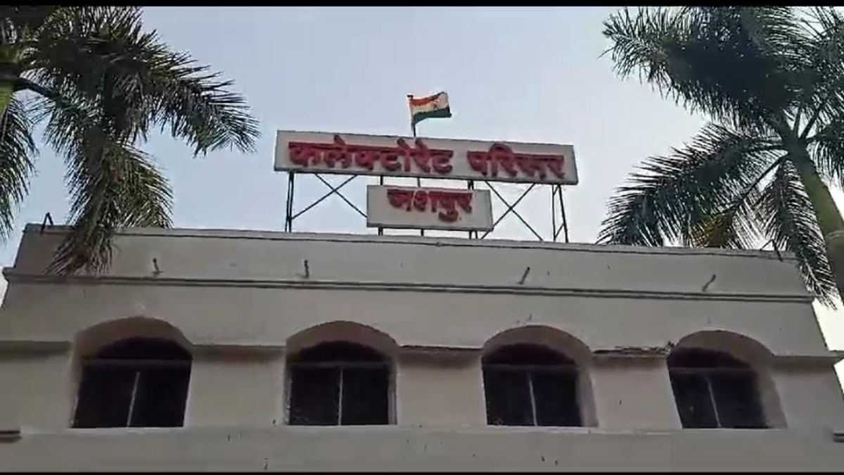 CG Breaking : निर्वाचन कार्य में लापरवाही पर हुई कार्रवाई, 2 हेड मास्टर सहित 6 अधिकारी निलंबित, कलेक्टर ने जारी किया आदेश