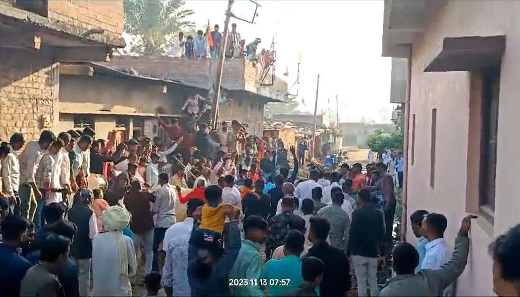 कमजोर दिल वाले इस वीडियो को ना देखेंः दीपावली के दूसरे दिन यहां होता है खतरों का खेल