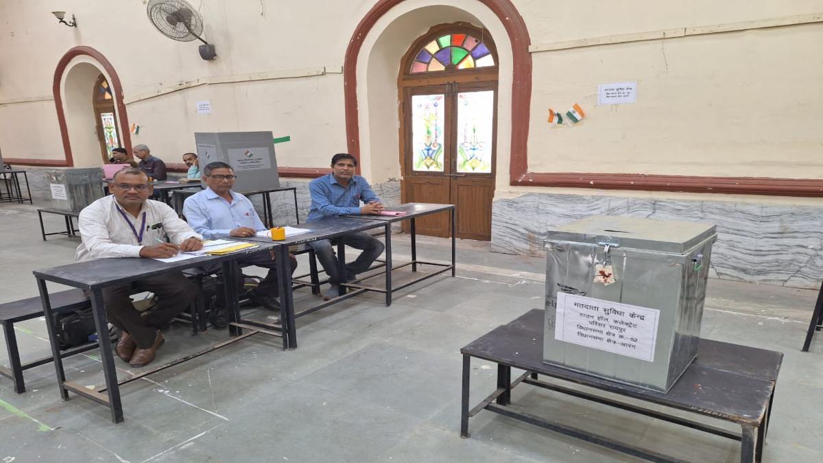 टाउन हॉल में बनाए गए सुविधा केंद्र में पोस्टल बैलेट से डाले जा रहे वोट, 15 और 16 नवंबर को भी कार्यरत रहेंगे सेंटर